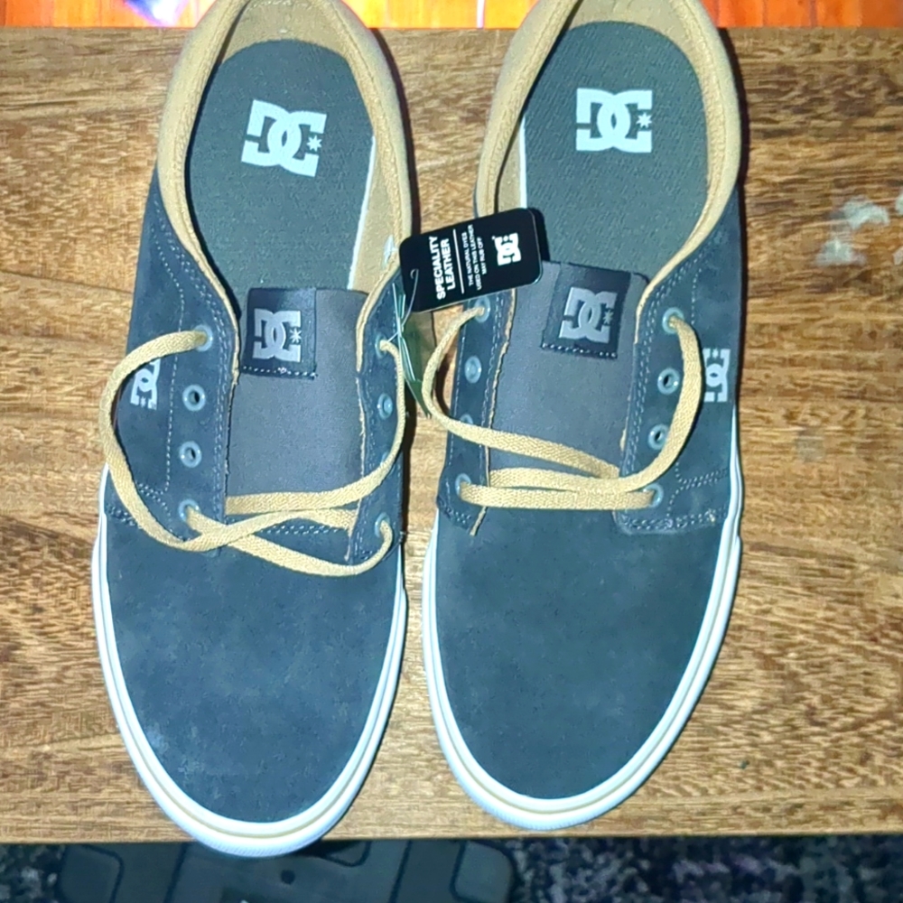 DC men's trase sd new never worn